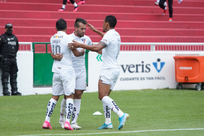 Los albos festejan el primer gol ante Mushuc Runa, anotado por Lucas Villarruel