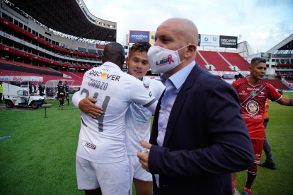 Pablo Repetto se pasea por la cancha de Ponciano después de asegurar su tercera final con el equipo albo
