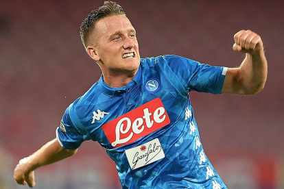 Piotr Zielinski, jugador del Nápoles, es uno de los contagiados de COVID-19.