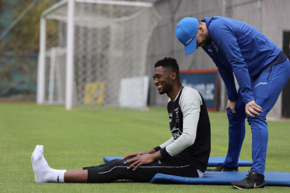 Alexander Domínguez, arquero de la selección ecuatoriana, en la jornada de trabajos de la Tri.