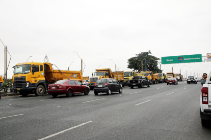 Volquetes fueron dispuestos en todas las entradas de Guayaquil.