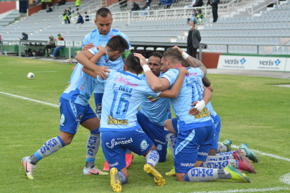 Los jugadores de Macará festejan uno de los goles anotados ante Delfín en el estadio Bellavista