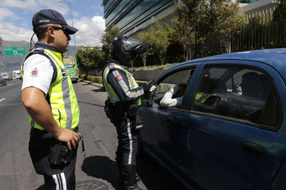 En Quito los vehiculos todavía debe acatar las restricciones por número de placa para poder circular.