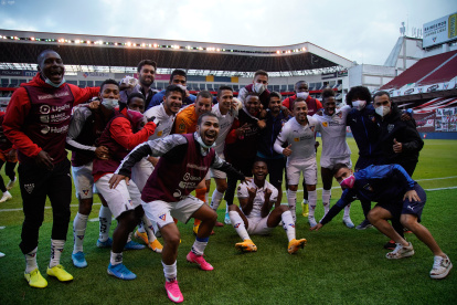 Los jugadores de Liga de Quito festejan tras la victoria sobre Mushuc Runa en el estadio Rodrigo Paz Delgado. Con ese resultado aseguraron la etapa y su presencia en la Copa Libertadores de 2021.
