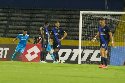 La defensa de Emelec dio muchas ventajas a Universidad Católica, principalmente en el primero tiempo