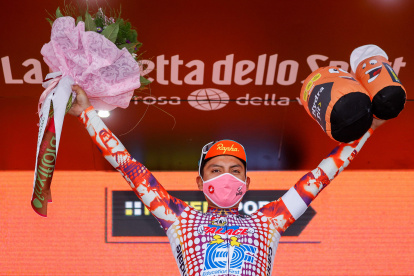 Jonathan Caicedo en el podio tras ganar la tercera etapa del Giro de Italia.

 CYCLING-ITA-GIRO-2020-STAGE 3-PODIUM