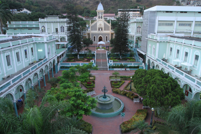 El hospital Luis Vernaza rinde homenaje a Guayaquil por el bicentenario de la independencia.