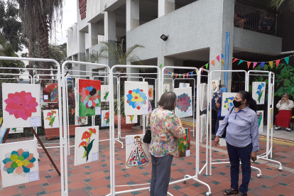 Las hermanas Quiroz aprecian obra de Ana Quiroz, quien permanece en el Hogar.