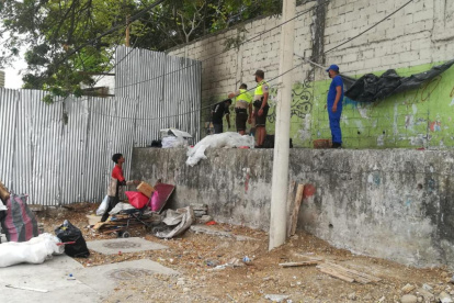 La Policía Comunitaria continúa recuperando espacios públicos tomados por malvivientes. En estos días trabajó en Mapasigue Oeste y la ciudadela Martha de Roldós (foto).