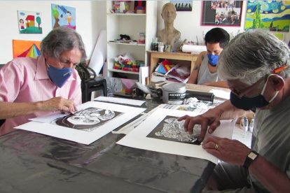 Hernán Zúñiga (izq.), curador de la muestra binacional, junto a Ciro García, en su taller.