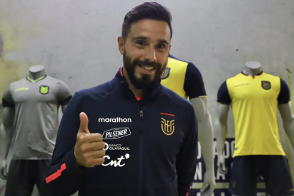 Hernán Galíndez, arquero de la selección ecuatoriano, con la ropa de concentración tricolor.