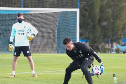 Los arqueros de la selección argentina ayudaron en la sesión de definición y ahí se lesionó Juan Musso