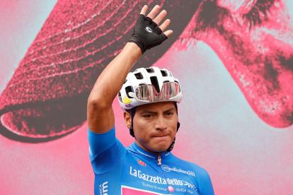 Jonathan Caicedo conserva la maglia azzurra como líder de la montaña en el Giro de Italia.