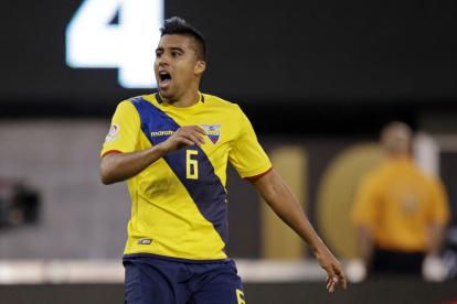 Cristhian Noboa no podrá llegar a tiempo para el partido ante Argentina, debido a problemas con las conexiones aéreas.