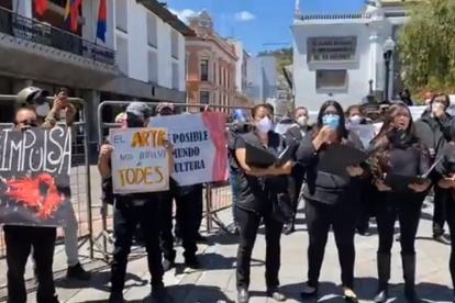 Los trabajadores culturales protestaron en la Plaza Grande.