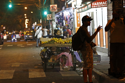 Los informales se ubican en la avenida Ernesto Albán y ocupan las veredas de las casas de varias ciudadelas del sur, formando un mercadillo en la zona.
