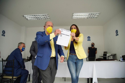 El binomio presidencial de Avanza, conformado por Isidro Romero y Sofía Merino fue el último en solicitar la inscripción en el CNE.