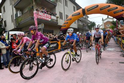 Jonathan Caicedo (c) en el inicio de la quinta etapa del Giro de Italia.