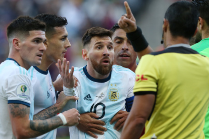 Lionel Messi, ofensivo de la selección argentina, reaparece con al albiceleste tras su expulsión en la última Copa América.