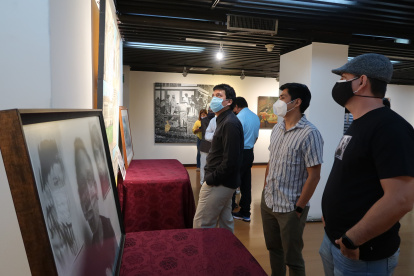 Los ganadores de los cuatro salones apreciaron ayer sus obras colgadas en el museo.