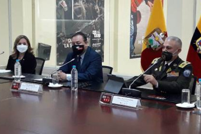 La ministra de Turismo, Rosi Prado; Juan Zapata, director del SIS ECU911 y el General Fausto Salinas comandante del Distrito Metropolitano de Quito.