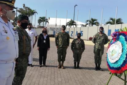 Una ofrenda floral se colocó al pie del monumento a Los Héroes, en el norte de Guayaquil.