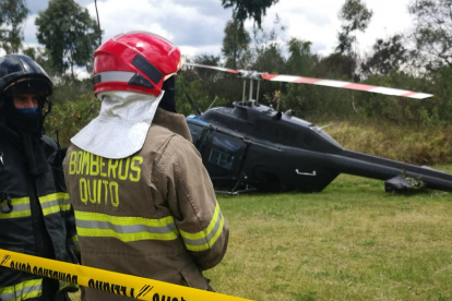 Miembros del Cuerpo de Bomberos asistieron a los tripulantes del helicóptero de la FAE, accidentado este jueves en el Itchimbía.
