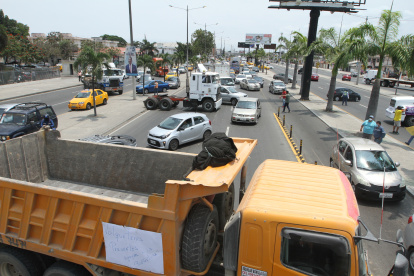 Camiones de la Federación de Volqueteros del Guayas cerraron por casi media hora parte de la avenida 25 de Julio en protesta al trabajo de las concesionarias.