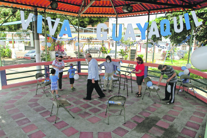 Un grupo de vecinos de la etapa XII de la Alborada decoran el parque por el Bicentenario de la Independencia de Guayaquil.