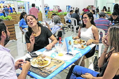 Amigos. Decenas llegaron al Centro de Convenciones para almorzar. Entre los visitantes, hubo quienes no se han perdido una sola edición.