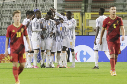 Los jugadores belgas no pueden ocultar la desazón tras el empate de Costa de Marfil casi al término del partido.