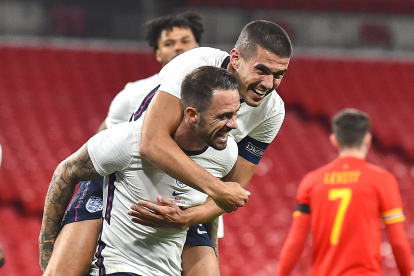Danny Ings (C) celebra tras anotar uno de los tres tantos de la selección inglesa.