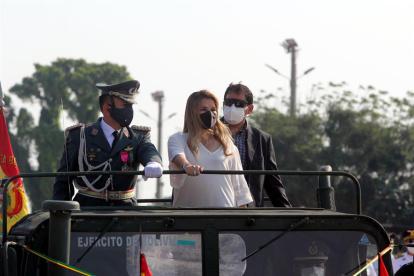 La presidenta interina de Bolivia homenajeó a los militares que capturaron al guerrillero "Che" Guevara.