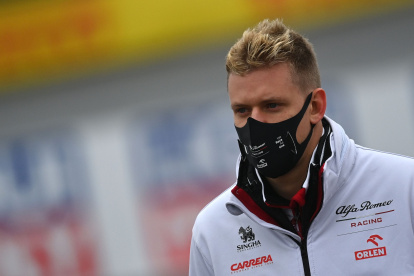 Mick Schumacher, de 21 años, iba a hacer las pruebas de entrenamiento con Alfa Romeo"s.