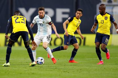 Lionel Messi (10) fue prácticamente anulado por la marca ecuatoriana, pero en una acción marcó la diferencia.