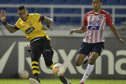 Aunque este año las cosas no le han salido bien, Jonatan Álvez (i) es un delantero interesante.