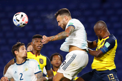 Nicolás Otamendi (c) y Enner Valencia disputan intensamente el balón. El Argentina - Ecuador fue un partido muy intenso, donde la Tricolor se plantó bien en defensa, pero no inquietó al golero Franco Armani.