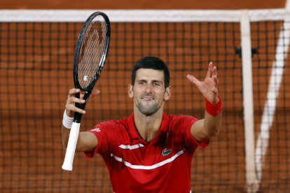 Djokovic festeja tras 3 horas y 54 minutos que le tomó vencer a Tsitsipas por 6-3, 6-2, 5-7, 4-6 y 6-1.