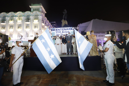 Acto. La alcaldesa Cynthia Viteri presidió la jornada en la madrugada. La acompañaron concejales, el vicealcalde y otros funcionarios del Cabildo.