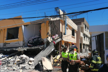 Una explosión destruyó un local de venta de hornados en Cumbayá. El resultado es heridos y vehículos afectados.