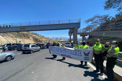 Campaña. En el peaje de Oyacoto se ubicó el grupo lúdico de la Policía del Distrito para hablar de distanciamiento y seguridad.