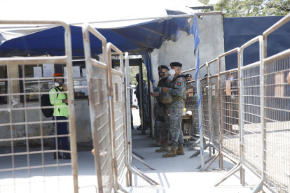 Tras el decreto de estado de excepción, militares resguardan el ingreso al Centro de Rehabilitación Social de Guayaquil.