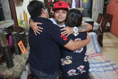 El joven y sus padres llevan una buena relación. Ellos lo respetan y lo aceptan.