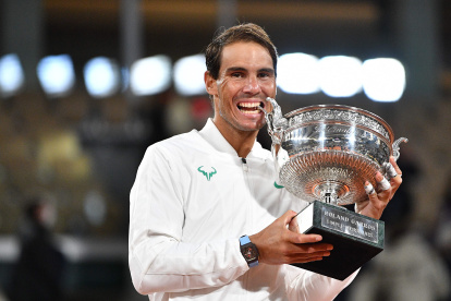 Rafa Nadal y su festejo tras ganar por décimo tercera ocasión en Roland Garros.