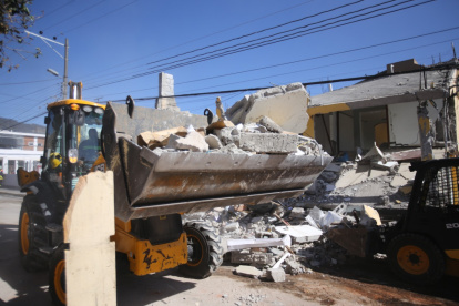 Labores. Maquinaria municipal efectuó las tareas de limpieza y remoción de escombros.