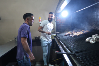 Daniel Viteri (i) y Gonzalo Mastriani son compañeros en Guayaquil City y, aunque tienen una buena relación, esta vez el cariño por sus países los divide. Ambos mostraron sus dotes preparando un rico asado.