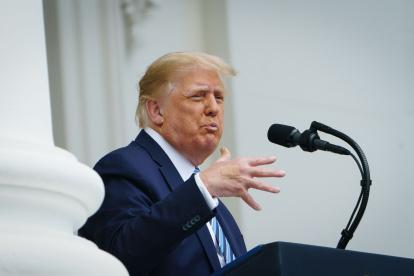 Donald Trump reapareció en público y sin mascarilla este sábado tras 10 días de haber anunciado que contrajo la Covid-19.