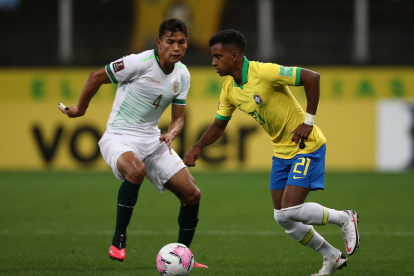 El atacante del Real Madrid, Rodrygo (d), entró algunos minutos contra Bolivia.