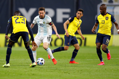 Moisés Caicedo (23) hizo un gran trabajo para neutralizar a Messi..