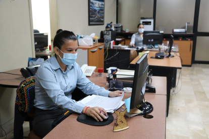 Personal académico y administrativo de la Universidad de Guayaquil retoman su jornada laboral completa.